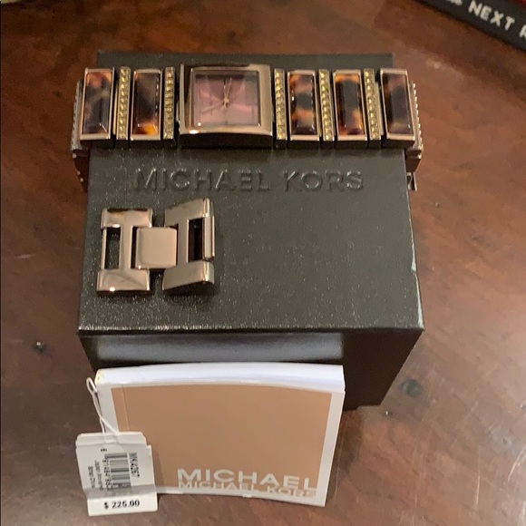 Michael Kors Erin Watch - Picture 5 of 7